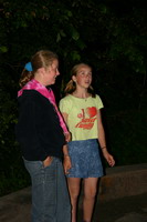 Mariska en Liselotte voeren een sketch op tijdens de Bonte Avond in de kampvuurkuil